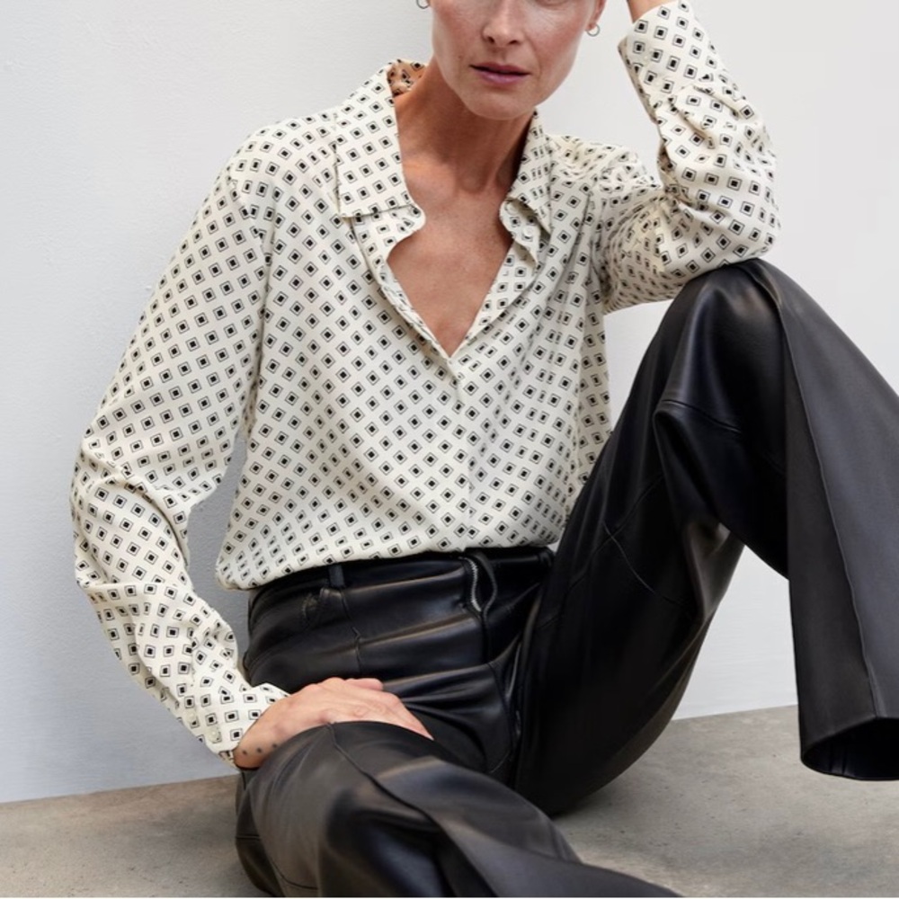 Buttoned flowy shirt. Size 16